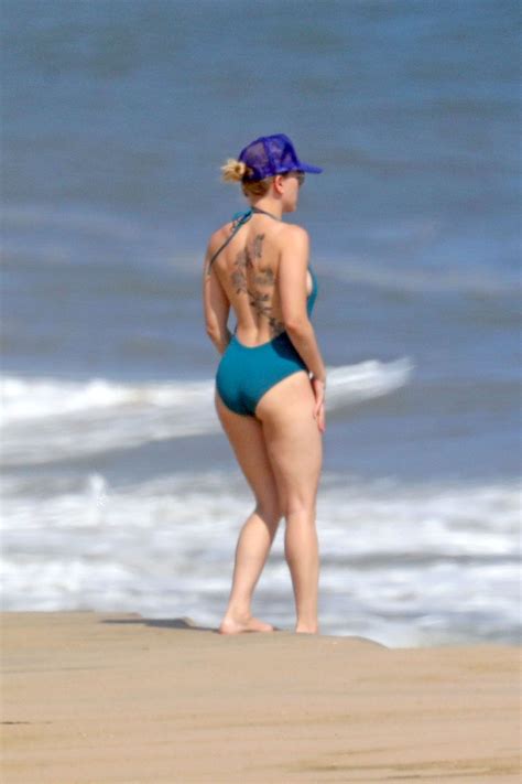 Scarlett Johansson In A Swimsuit Beach In The Hamptons Ny