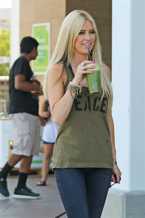 Christina El Moussa Grabs A Green Juice And Gives Us Workout Motivation