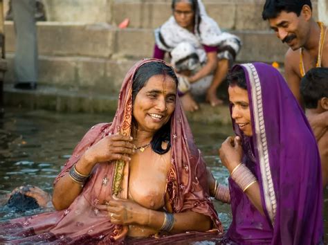 Desi Aunty Open Bathing In Gange Sexy Photos