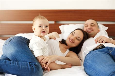 Familia Joven Feliz De Madre Padre Y Pequeña Mujer Bebé Sonriendo