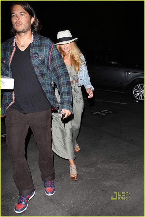 Blake ellender brown reynolds, dite blake lively, née le 25 août 1987 à los angeles, est une actrice américaine. Blake Lively & Leonardo DiCaprio: Stevie Wonder ...