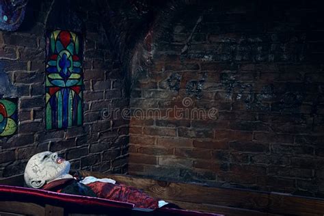 Le Vampire Dort Dans Le Cercueil Dans Le Donjon Souterrain Photo Stock