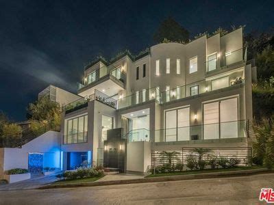 Ze breiden hun bedrijf uit en openen een showroom op beverly boulevard. Liliy adlı kullanıcının LUXURY AND MODERN HOMES ...