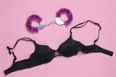보라색 배경에 섹스 게임을위한 수갑 성적 Bdsm 장난감 페티쉬 에로틱 한 개념 프리미엄 사진
