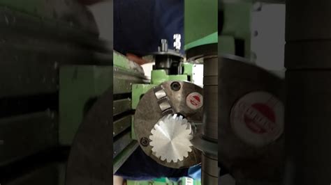 Simple structure, small size, and flexible operation. Gear cutting in milling machine - YouTube