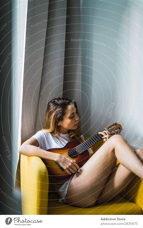 Junge Frau Spielt Gitarre Ein Lizenzfreies Stock Foto Von Photocase