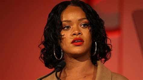 Rihanna Responds To Body Shaming Article With A Gucci Mane Meme On