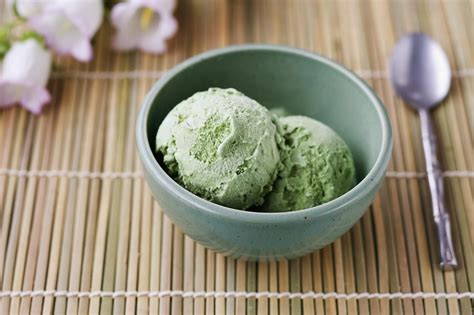 Creamy matcha ice cream powdered with matcha powder and decorated with a cornflower. Matcha (Green Tea) Ice Cream Recipe