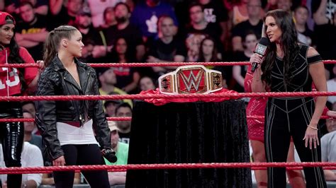 Ronda Rousey ataca a Stephanie McMahon durante ceremonia de celebración