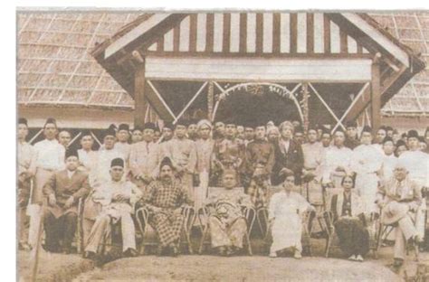 Pengenalan ahli kumpulan kami memlih istana lama seri menanti ini kerana untuk membuka mata masyarakat memandangkan usia istana lama ini sudah menjangkau telah pun menjangkau seratus tahun. KHOBAR ORANG NOGORI: Sejarah Seri Menanti Monumen terungul ...
