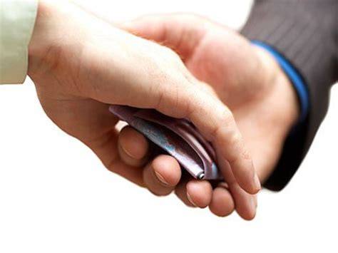 Kebanyakan kes jenayah, seperti merompak, meragut, memeras ugut, merogol, mengedar dadah dan juga membunuh. Fakta Mengejutkan! Belia Paling Ramai Terlibat Rasuah ...