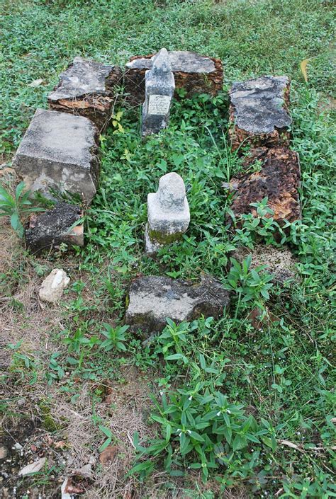 Berkhidmat sebagai pusat bahan dan alatan yang boleh digunakan secara individu atau kumpulan dalam proses pembelajaran. Makam Dato Dol Said, Alor Gajah | tian yake | Flickr