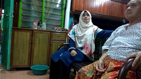 Namun, ia mengingatkan orang tua juga tidak boleh asal melarang anaknya bermain gawai tanpa adanya alternatif permainan. Loghat Orang Tua Melaka - YouTube