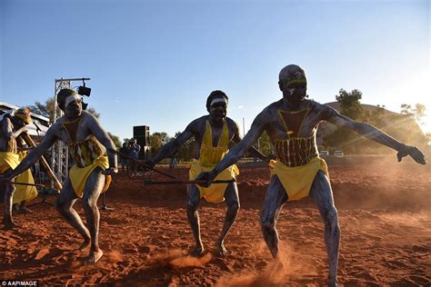 Aboriginal Australians Dance In Traditional Dress At Uluru Daily Mail