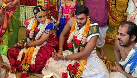 He followed yuzvendra chahal, who was engaged to dentist, dancer and choreographer the families have not decided the date of marriage yet. இந்திய கிரிக்கெட் வீரர் விஜய் சங்கர் திருமணம்: சன்ரைசர்ஸ் ...