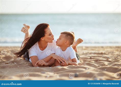 Madre E Hijo En La Playa Foto De Archivo Imagen De Madre 121353698