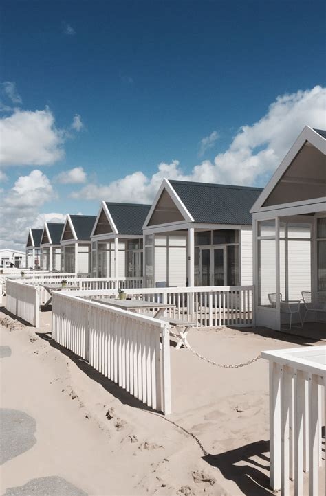 Die witwe eloise crandall bewohnt ein luxuriöses strandhaus. Strandhuisjes Katwijk | HOLANDA in 2019 | Holland strand ...