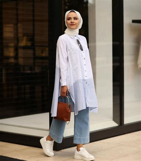 Menariknya lagi, dengan warna bagi kalian yang ingin terlihat trendy, pakaian modis bisa jadi pilihan. 8 OOTD Tunik Putih Kekinian Untuk Hijaber Bertubuh Mungil ...