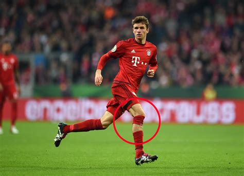 Das müller dfb trikot 2021 kaufen. Hingucker: Thomas Müller spielt mit Knieschonern der Marke ...