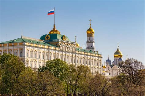 Bandeira Russa Acenando Sobre O Fundo Da Torre Do Kremlin Imagem De