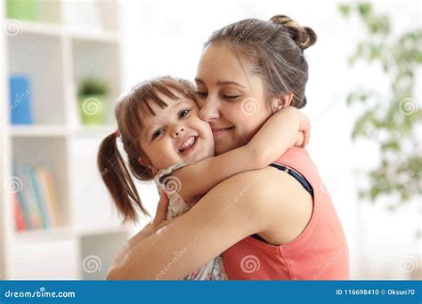 Amor Y Concepto De La Gente De La Familia Hija Feliz De La Madre Y