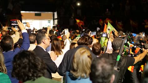 España viva sería un pueblo unido, alegre, con ganas de construir, abierta al mundo, sin una línea infranqueable entre el amigo y el enemigo, y con capacidad de incorporar las oportunidades que. Vox llena Vistalegre con la "España viva" de la ...