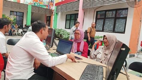 Banyak Wali Murid Kebingungan Di Hari Pertama Jalur Zonasi Ppdb Smp Surabaya Tribunjatim Timur Com