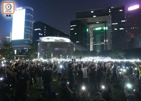 今（1 日）是香港主權移交 24 週年，亦是中國共產黨成立 100 週年。 香港教育工作者聯會、培僑中 就讀中三的洪同學表示，看到升旗禮心情非常激動，她又說自己也是升旗隊成員，看解放軍升旗可作為學習榜樣，讓她改善升旗姿勢。 對於共產黨成立百年，她語調興奮，指剛讀完中史，了解到中國近數百. 修例風波：示威者重佔夏慤道 燒中國共產黨黨旗｜即時新聞｜港澳｜on.cc東網