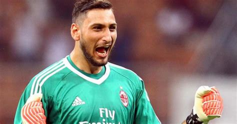 Donnarumma ha firmato un gagliardetto della. Juventus, Donnarumma possibile obiettivo dei bianconeri ...