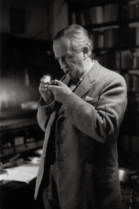 Tolkien saw himself as a scholar first and a writer second. 10 Curiosidades sobre J. R. R. Tolkien - Listas Literárias ...