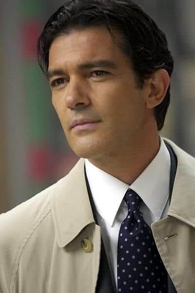 Banderas's new hairstyle comes for his episode of the series genius, which this isn't his first time completely shaving his head, however. The Latin Look With Antonio Banderas Hairstyles - Cool Men ...