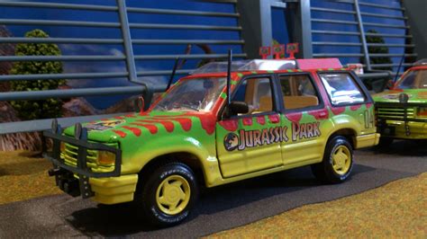 Ford Explorer Tour Car Maisto Jurassic Park 1 24 Toy Diecast Replica With Papo Dilophosaurus A