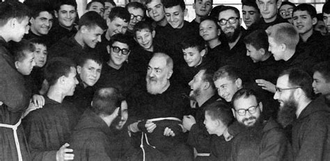 Uniscimi a tutte le persone che, in spirito di riparazione anche con questa coroncina leniscono le tue sofferenze. Il messaggio di Padre Pio ai giovani | Portale ufficiale ...
