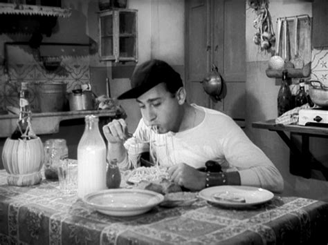 La scena degli spaghetti mangiati da sordi in un americano a roma, infatti, è stata ripresa da verdone nel film borotalco. Un americano a Roma - Wikipedia
