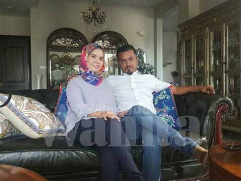 Seorang lelaki berwajah arab sedang menggauli dua perempuan sekaligus dengan beragam gaya sesaat kemudian aku sudah larut dalam film itu penisku sudah sejak tadi mengeras seperti kayu, malah saking kerasnya terasa sakit, aku sejenak melepas celana panjang dan celana dalam yang. 5 Cara Simple, Tak Keluar Modal Pun, Bila Suami Praktik ...