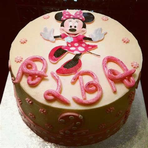 Layer Cake De Minnie Mouse Con Bizcocho De Vainilla Y Relleno De Crema