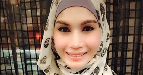 Terdahulu, isu nur sajat menunaikan umrah dengan berpakaian seperti wanita mencetus rasa tidak puas hati dalam kalangan banyak pihak. NUR SAJAT ADALAH LELAKI ATAU PEREMPUAN