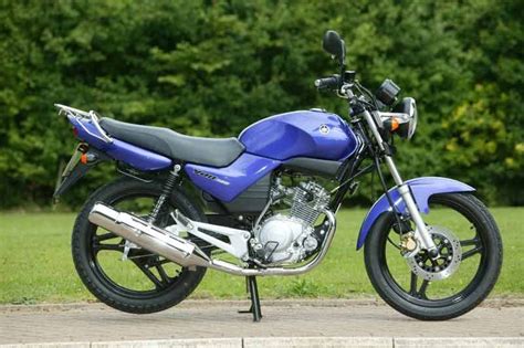 The yamaha ybr 125 is a light motorcycle made by yamaha that succeeds its previous model for this segment, the yamaha sr125. Yamaha YBR 125, 2006 god.