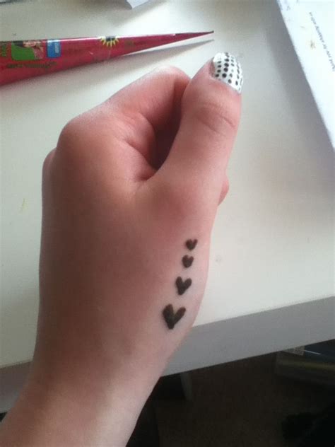 For some henna tattoo men are even better suited for it. Best 25+ Simple henna art ideas on Pinterest | Henna hand ...