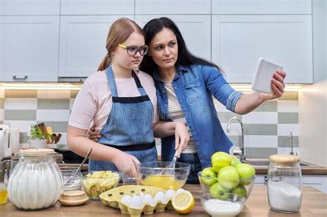 Mom And Teenage Daughter Preparing Apple Pie Together Stock Image Image Of Woman Teenager
