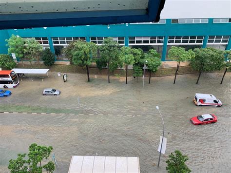 Although singaporeans are no stranger to heavy rainfall, we are often unsure of since then, there's been major flooding in just about every part of singapore. MASSIVE FLOODING all over Singapore