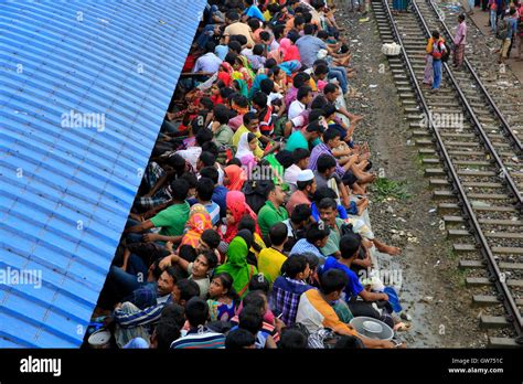 Dhaka Bangladesh 12 September 2016 An Extremely Crowded Train Leaves Dhaka With People Going
