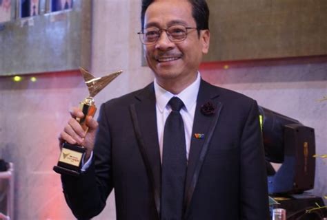 Nsnd tự long cho biết, lâu nay, nsnd hoàng dũng mặc dù phải chống chọi lại bệnh tật nhưng ông thường xuyên xuất hiện trên các thông tin đại chúng, tham gia nhiều dự án phim truyền hình. NSND Hoàng Dũng: Cảm ơn biên kịch 'Người phán xử' Việt hóa ...