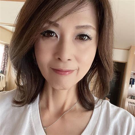 naoko（なおこ）さんのインスタグラム写真 naoko（なおこ）instagram 「美容師さんが 見たら おったまげるような 雑な セットです🥶 いつも 超適当に 巻いてあと