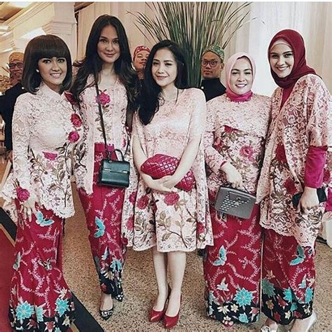 Kebaya asimetrikal untuk memberikan volume lebih. eticalgreen: berbagai macam blus brokat nagita tren ...