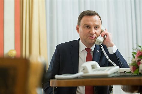 Uwagę zwraca fakt, że telefon nie jest podłączony. Andrzej Duda komentuje rozmowę z rosyjskimi komikami ...