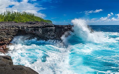 Waves Crashing On Reunion Island Indian Ocean Island Waves Nature