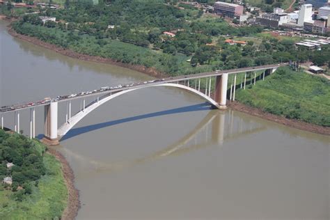 Amizade é um sentimento que surge no encontro com pessoas especiais, que compartilham carinho, proteção, lealdade, ajuda mútua. Ponte Internacional da Amizade é reaberta em Foz do Iguaçu ...