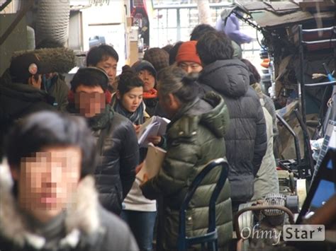 4 видео35 326 просмотровобновлен 21 июл. 영화 촬영 현장. 김기덕 감독이 동선을 체크 - 오마이포토