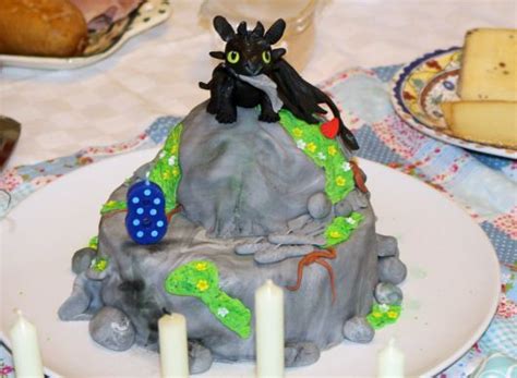 Sehr köstlich ist er auch mit einer schokoladenglasur. Ohnezahn Torte! Drachenzähmen ganz leicht gemacht und ...
